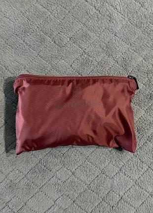 Червона дорожня косметичка victorinox, але без внутрішнього наповнення