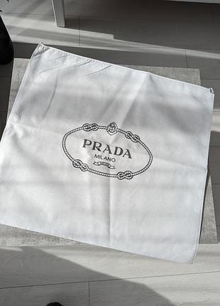 Пильовик великий prada є