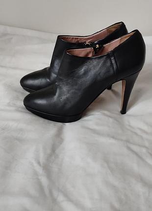 Классные ботинки ботики на танкетке и высоких каблуках boss