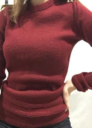 Свитер ручной вязки, красивого красного цвета