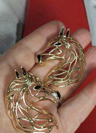 Серьги сережки гвоздики металл золотистый лошадь конь