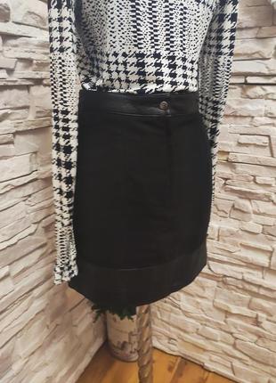Стильная юбка чёрная текстиль с дермантином divided дермантиновая частично3 фото