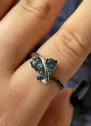 Кольцо с лондон блю топазом. серебро 925 пробы. размер 18.75