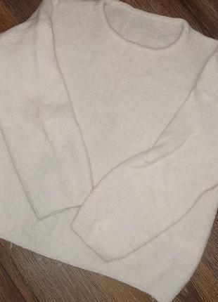 Білий жіночий светр. шерстяний