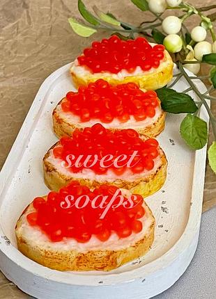 Сувенірне мило ручної роботи «тости з червоною ікрою»