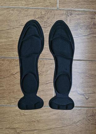 Стельки для обуви с защитой от натирания пятки.