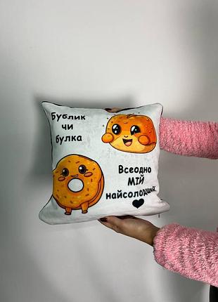 Подушка с принтом плюшевая бублик, белая 35х35 (2099)