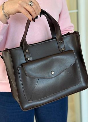 Сумка квадратная, удобная.
очень удобный ремешок, широкий!