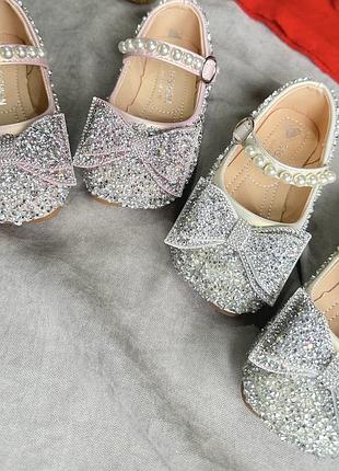 Блискучі туфлі на дівчинку