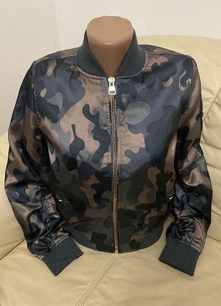 Продам бомбер в камуфляжному дизайні