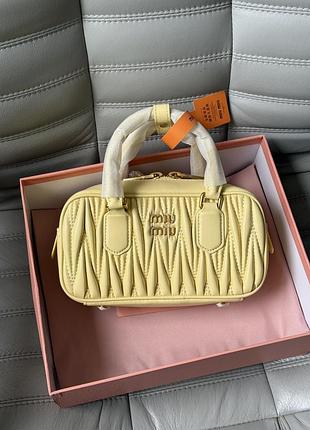 Женская кожаная сумочка arcadie matelasse nappa бежевая 22*12*7