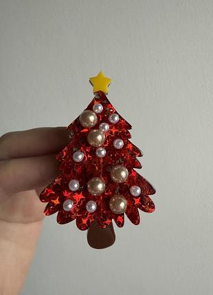 Акрилова брошка рубінова ялинка з перлинним сяйвом