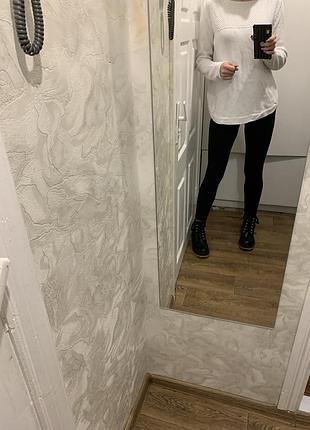 Белый базовый свитер