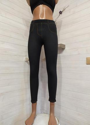 Красиві жіночі джинсового стилю з кишеньками на попі.