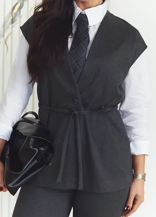 Классический жилет приталенный с поясом на пуговице 40% шерсть графитовая