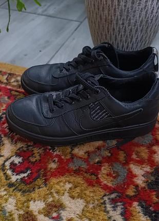 Кросівки шкіряні.