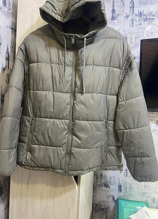 Жіноча курточка, можна носити зимою, тепла і легенька. стан нової, рукав відзначається, робить без рукавам