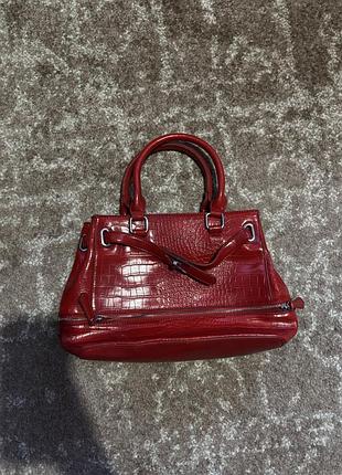 Червона класична сумочка