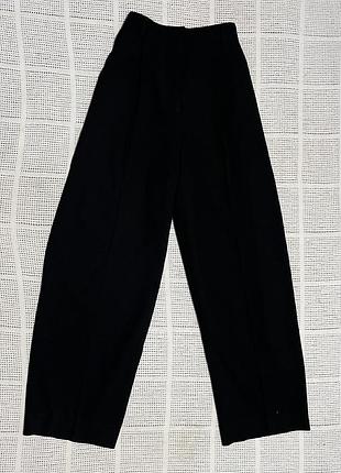 Розкішні чорні прямі  брюки з защипами від бренду topshop