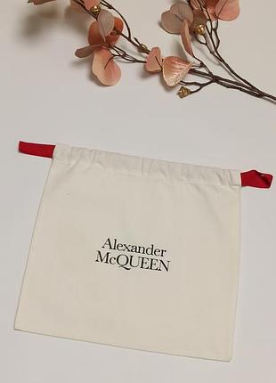 Пыльник для сумки бренда alexander mcqueen.