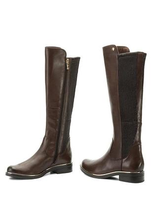 Кожаные сапоги caprice с широкими резиновыми вставками в полоску