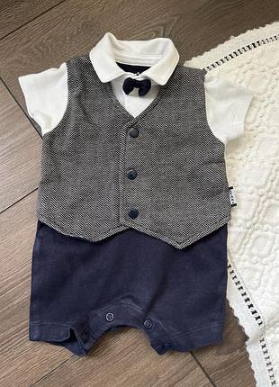 Святковий бавовняний пісочник костюм некст next для хлопчика 0-3 міс 62 см троєчка з жилеткою метеликом бабочкою