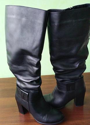 Сапоги женские на каблуке из натуральной кожи размер 38. в очень красивом состоянии