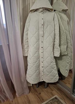 Теплое с карманами и капюшоном пальто большого размера