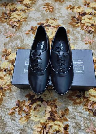 Туфли женские на шнурках.
