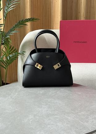 Сумка ❤️ ferragamo hug handbag m in black