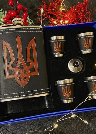 Подарунковий набір фляга з рюмками, чорна з червоним тризубом, з нержавіючої сталі в шкіряній обмотці
