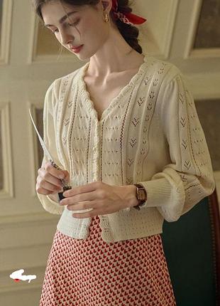 Ніжна молочна кофтинка на гудзиках