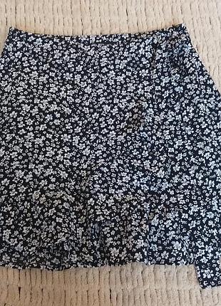 Юбка с рюшами в цветочный принт, размер м