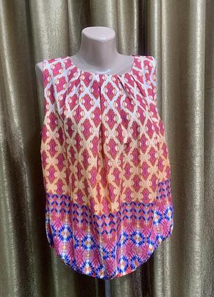 Яскрава шовкова блузка m&co коралового кольору з оригінальним геометричним принтом  розмір 16