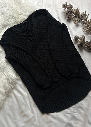 Стильний базовий чорний светр з довгою спинкою