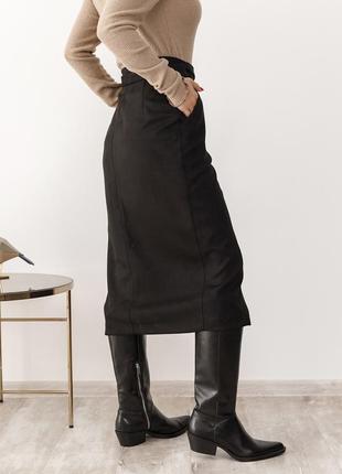 Черная замшевая юбка с кроем на запах3 фото