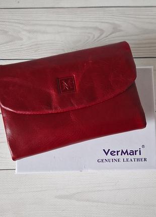 Небольшой красный кожаный кошелек