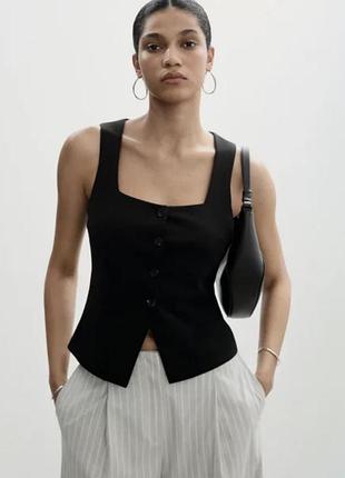 Чорний жилет з квадратним вирізом