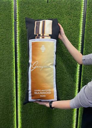 Подушка з принтом габардинова парфуми, чорна 35х75 (2208)