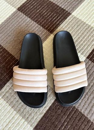 Шльопанці бежеві з чорною підошвою