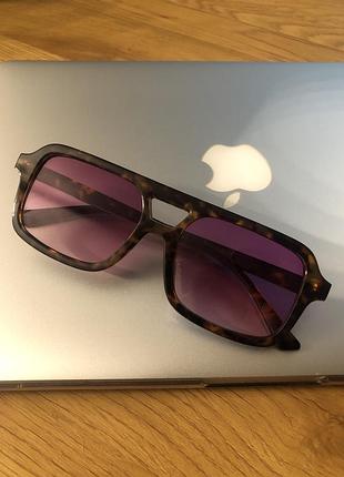 Рожеві окуляри з леопардовим принтом