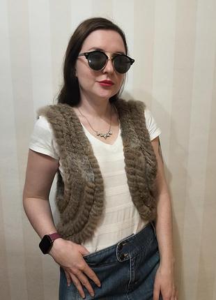 Меховая жилетка кролик светло-коричневого цвета soyaconcept, размер s-m