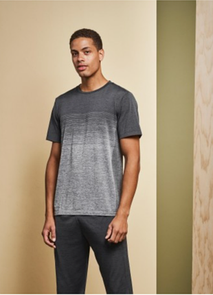 Чоловіча футболка dry-ex з круглим вирізом від uniqlo з візерунком у сірих тонах