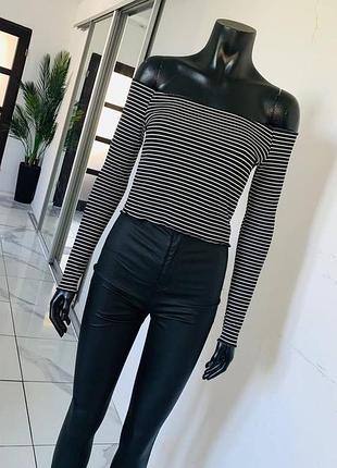 Prettylittlething: кроп-топ bardot в черно-белую полоску (рубчик), размер uk 6