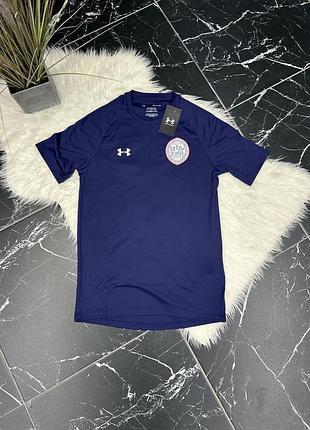 Темно-синя футболка under armour з короткими рукавами та емблемою.