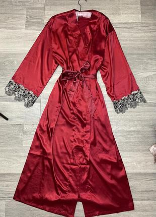 Атласний халат довгий жіночий з мереживом домашній