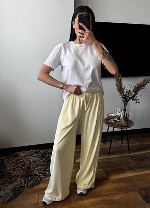 Жовті мʼякі широкі велюрові штани