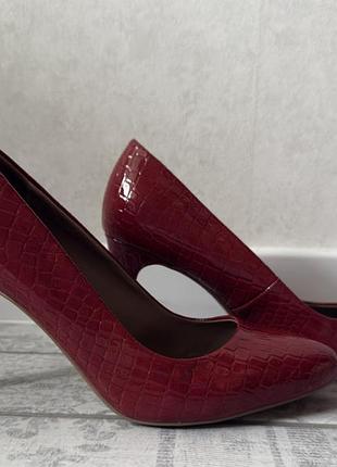 Гарні стильні туфлі червоні