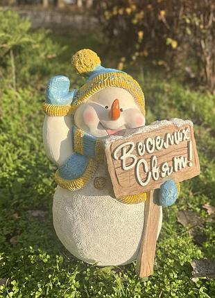Уличная новогодняя фигура снеговик в голубом костюмчике с табличкой "радугих праздников!", 35×23×21 см