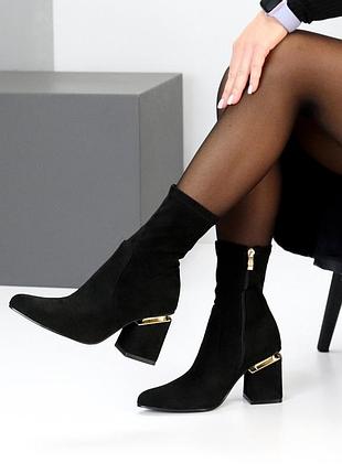 Стильні жіночі ботильйони на стійкому підборі у чорному кольорі 🥰